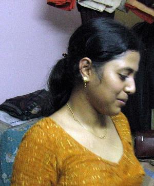 Abitha Aunty_31.jpg Cute Abitha Aunty Saree Candid Panties and Nudes